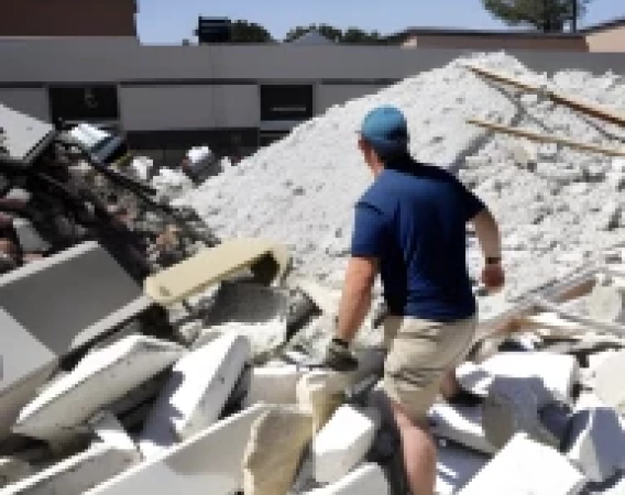 Enlèvement de Gravats sur un Chantier en Dordogne
Description : Couvreur 24 assure l'enlèvement rapide et sécurisé de gravats sur un chantier en Dordogne, garantissant propreté et sécurité.

