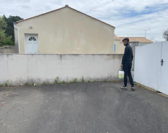 Traitement Anti-Mousse de Façade en Dordogne
Description : Couvreur 24 applique un traitement anti-mousse sur une façade en Dordogne, garantissant une protection durable contre les mousses et lichens.