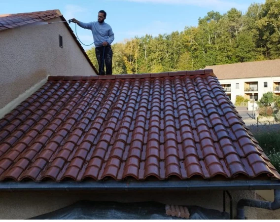 Traitement Hydrofuge sur Charpente en Dordogne
Description : Couvreur 24 garantit une protection optimale de la charpente en Dordogne grâce à son traitement hydrofuge, préservant la structure dans le temps.

