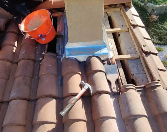 Nettoyage de Toiture en Dordogne
Description : Couvreur 24 effectue un nettoyage professionnel de toiture en Dordogne.